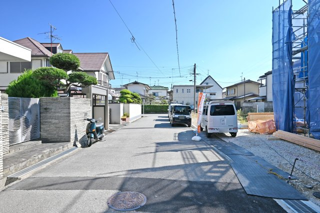 テラシエ高司2丁目新築一戸建て│4LDK+駐車2台可の前面道路含む現地写真|前面道路は北側5.9ｍ公道です。
