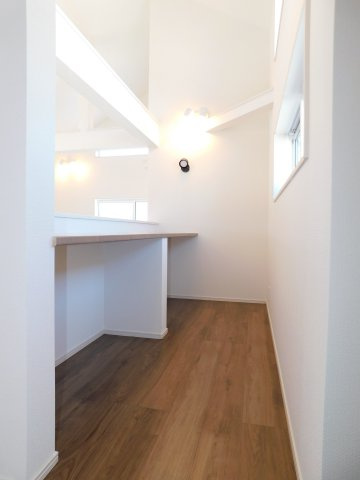 名古屋市港区春田野２丁目の新築一戸建の居間・リビング|◇スキップステージ◇　　お子様の勉強やワークスペースに利用できるカウンター付き！