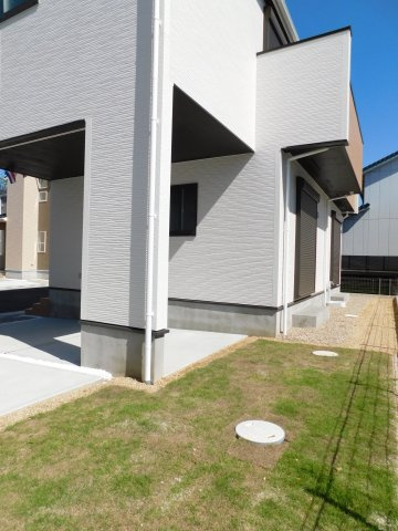 名古屋市港区春田野２丁目の新築一戸建の庭|◇庭◇　　南面で陽当り良好な芝生の広々庭付き♪　立水栓完備