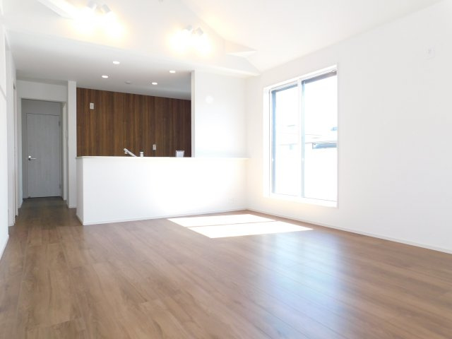 名古屋市港区春田野２丁目の新築一戸建の居間・リビング|◇リビング◇　　南面で明るく広いリビング１８．５帖　キッチン横にパントリー完備！