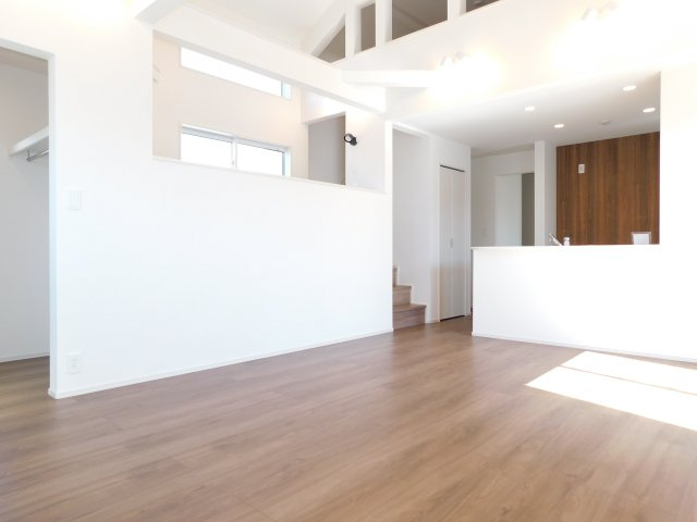 名古屋市港区春田野２丁目の新築一戸建の居間・リビング|◇リビング◇　　南面で明るく広いリビング１８．５帖　リビングから階段を上がると広がる２．２５帖のカウンター付きステージ♪