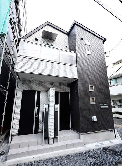 メゾン三田綱町のエントランス