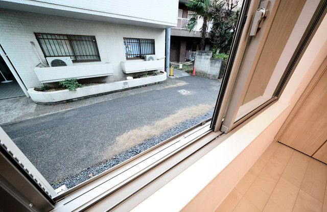 メゾン三田綱町の駐車場
