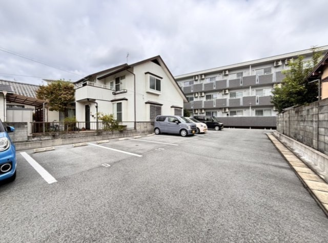 熊本市中央区琴平本町の賃貸マンションの駐車場|駐車場があるので、車を買う予定の方も安心です