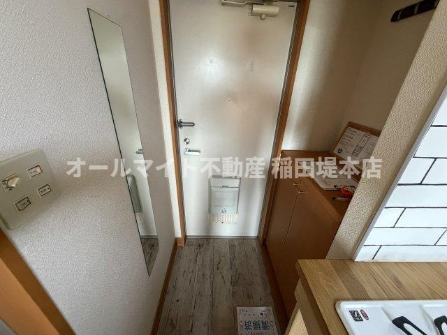 川崎市多摩区栗谷４丁目のアパートの玄関