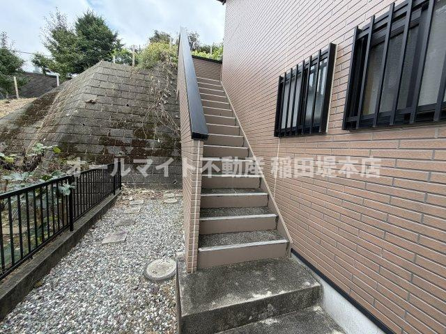 川崎市多摩区栗谷４丁目のアパートのエントランス