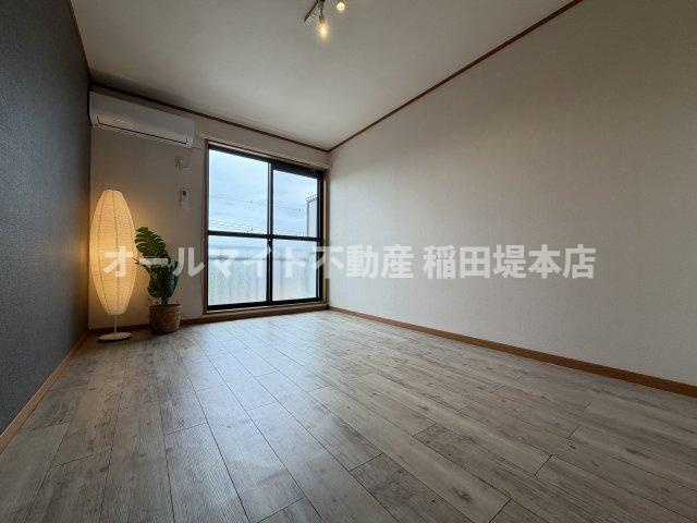 川崎市多摩区栗谷４丁目のアパートの居間・リビング