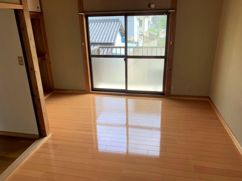 久保田町　収益物件の洋室