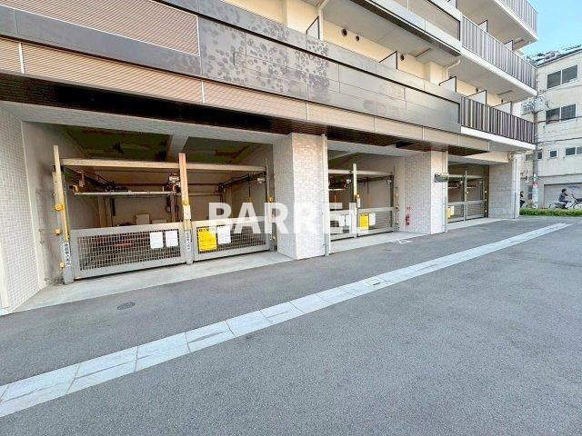 スプランディッド十三本町の駐車場