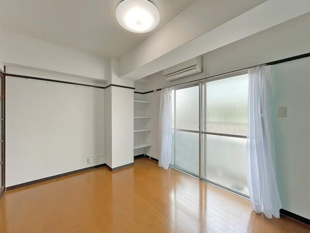 岡本マンション／不動前の寝室|開放的な寝室です