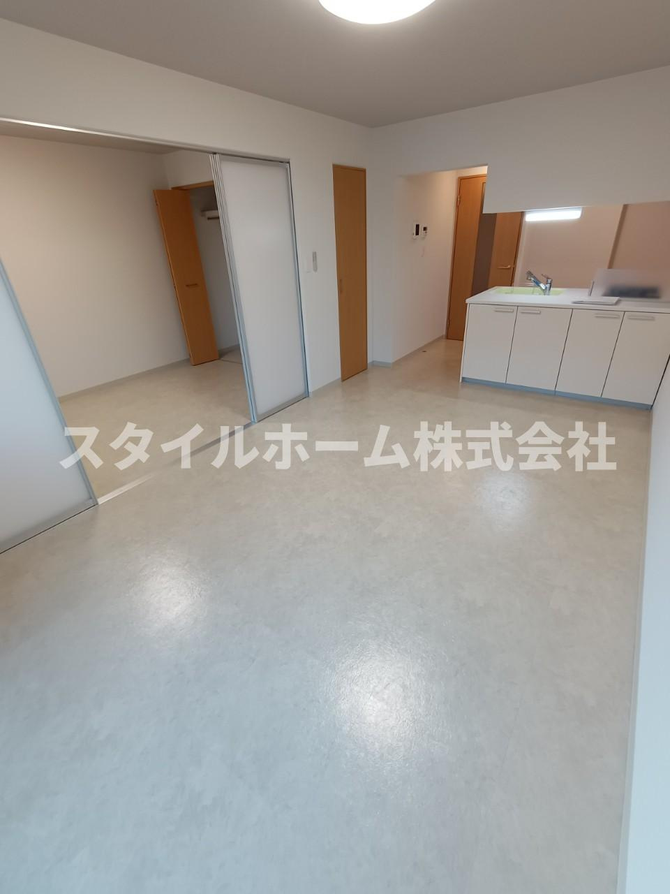 アヴェニュー赤代の居間・リビング|同建物内別部屋の写真です。