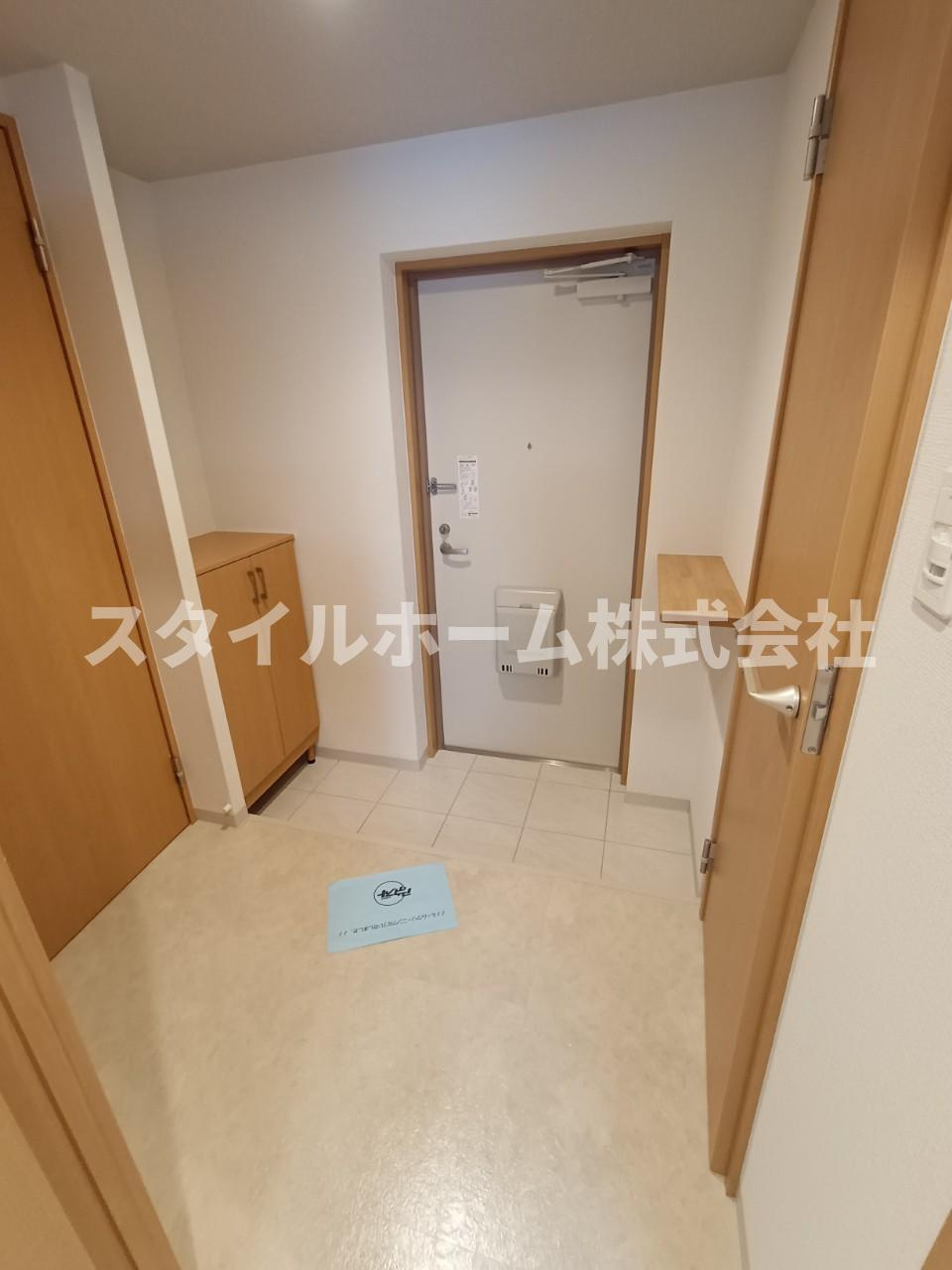 アヴェニュー赤代の玄関|同建物内別部屋の写真です。