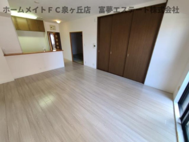 【居間・リビング】 | フローラ東館 | ※イメージ　同物件・反転タイプ
