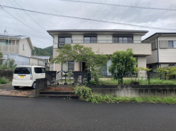 「南向きお庭付き」高知市春野町南ヶ丘2丁目　中古一戸建ての外観|庭の緑が彩りを添える住まい。建物正面に広がるバルコニーは、複数の洋室から出入りできます。