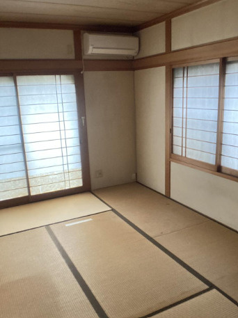 「南向きお庭付き」高知市春野町南ヶ丘2丁目　中古一戸建ての和室|2方向に窓を備えた和室。木の風合いを感じる空間は、寝室や客間としても活用できます。