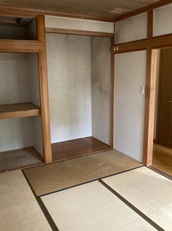 「南向きお庭付き」高知市春野町南ヶ丘2丁目　中古一戸建ての和室|和室には押入れを備えています。寝具や季節の荷物を収納でき、お部屋をすっきり使えます。