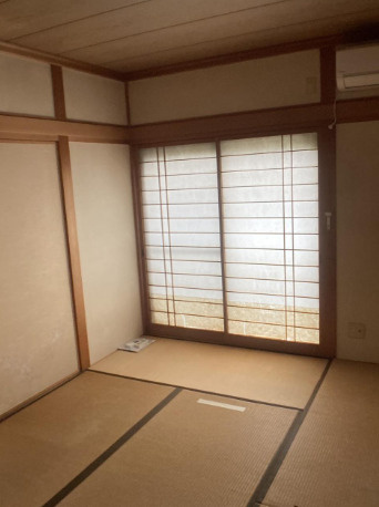「南向きお庭付き」高知市春野町　中古一戸建ての和室|障子越しの柔らかな光が入る和室。畳の上で足を伸ばして、ゆったりくつろげる空間です。