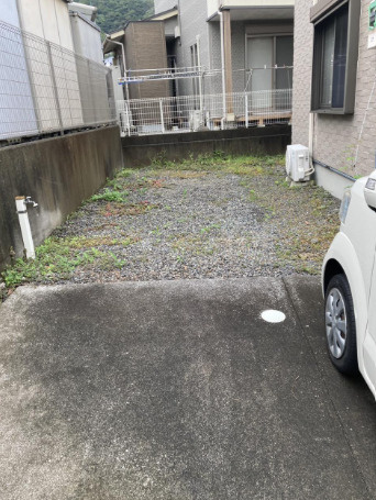 「南向きお庭付き」高知市春野町南ヶ丘2丁目　中古一戸建ての庭|建物横に砂利敷きのスペースがあります。自転車置場やガーデニングなど、使い方が広がります。