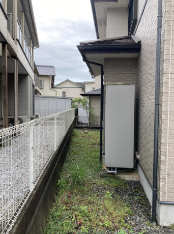 「南向きお庭付き」高知市春野町　中古一戸建てのその他|建物側面の通路スペース。敷地境界や設備の配置、建物まわりの様子をご確認いただけます。