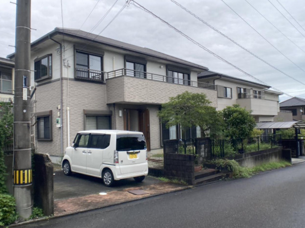「南向きお庭付き」高知市春野町　中古一戸建ての前面道路含む現地写真|落ち着いた色合いの2階建て住宅。玄関近くに駐車スペースがあり、荷物の持ち運びにも便利です。