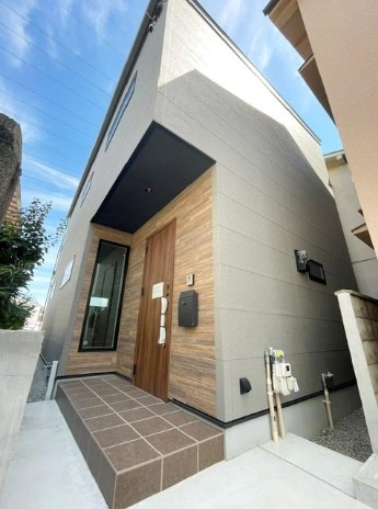 【外観】 | 堺市堺区緑町2丁　新築戸建 | 完成済＆即お引渡し可！「イオンモール 堺鉄砲町」を日常使いできる便利なロケーション。内覧をご希望の際はお気軽にお電話ください！