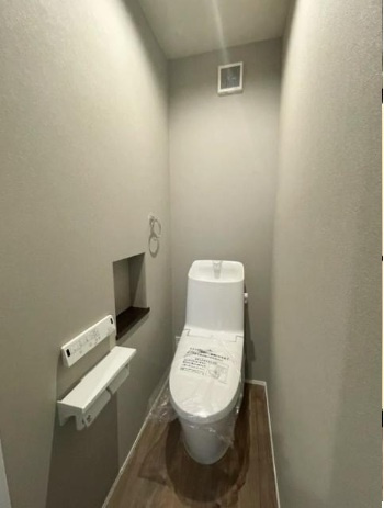 【トイレ】 | 堺市堺区緑町2丁　新築戸建 | 温水洗浄便座付のトイレで、冬の寒い時期でも快適！各階にトイレがあるので、階段を上り下りする手間もありません。