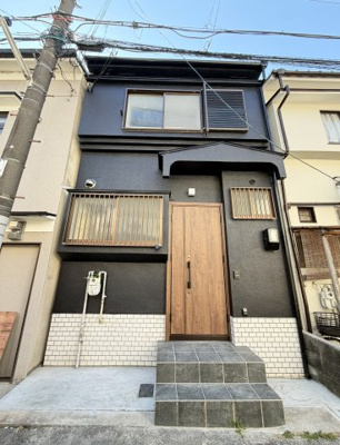 【外観】 | 長門町　中古戸建 | 黒の外壁に木目が映えるシックな佇まい。
R8.10フルリノベーション完了！