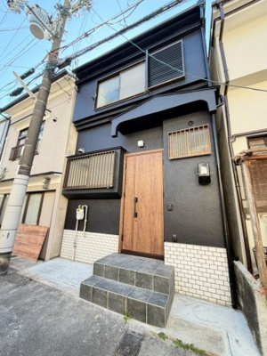 【外観】 | 長門町　中古戸建 | エントランスには駐輪スペースを確保。