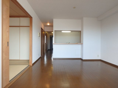 【居間・リビング】 | レインボー甲東 | ゆったりとした居間です