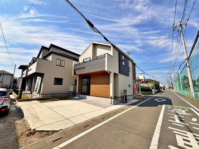 《仲介手数料半額》坂戸市千代田2丁目5期　全5棟　3号棟の外観|坂戸市立千代田小学校まで徒歩4分。スーパーなども徒歩10分以内に揃う便利な住環境です。長期優良住宅で駐車2台可能。完成済みのため、いつでもご内覧いただけます。