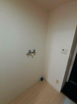 【設備】 | 鶴見三和プラザ | 洗濯機置き場は室内です。