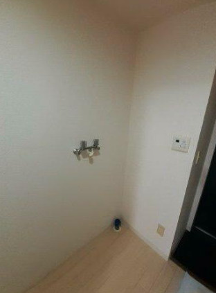 【設備】 | 鶴見三和プラザ | 洗濯機置き場は室内です。