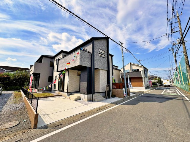 《仲介手数料半額》坂戸市千代田2丁目5期　全5棟　4号棟の外観|坂戸市立千代田小学校まで徒歩4分。スーパーなども徒歩10分以内に揃う便利な住環境です。長期優良住宅で駐車2台可能。完成済みのため、いつでもご内覧いただけます。