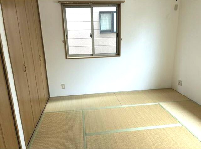 塚口本町3町目の和室|光が沢山取り込める窓。2面採光なので、日差しを長時間受ける事が出来る暖かいお部屋です。
