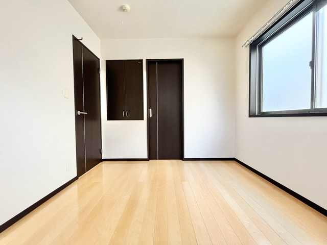 【寝室】 | 吹田市山田西１丁目中古戸建 | 現在ご返済中のカーローン・カードローン・教育ローンなどを住宅ローンに一本化したり、家具家電購入費用・引越し費用を住宅ローンと組み合わせるなど、お客さまにメリットの多い住宅ローンのご提案が可能です。