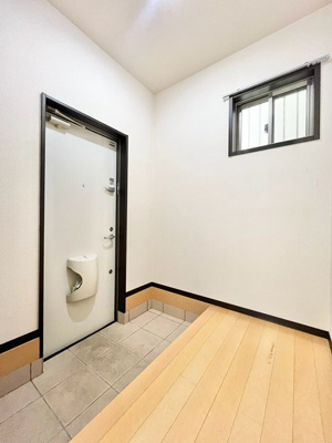 【玄関】 | 吹田市山田西１丁目中古戸建 | こちらの物件近くの教育施設や、スーパー・公園など、物件周辺の住環境を併せてご案内させて頂きます。ぜひ、現地での暮らしをイメージなさって下さい！