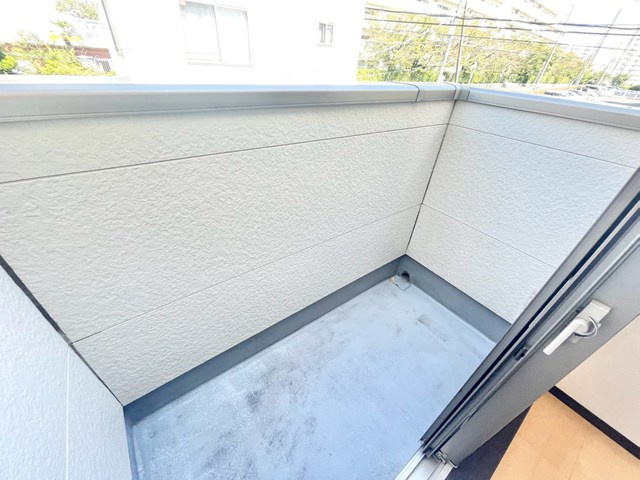 【バルコニー】 | 吹田市山田西１丁目中古戸建 | こちらのサイトに掲載されている全ての物件が、当社にてご紹介可能です！気になる物件がありましたら、弊社スタッフまでお気軽にお問合せ下さいま