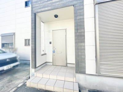 【エントランス】 | 吹田市山田西１丁目中古戸建 | サイトに掲載されていない箇所の写真、撮影してお届けさせて頂きます！気になる物件で、見たい部分の画像が無い場合は、弊社スタッフまでご連絡下さいませ。お客様の気になる箇所を、カメラにて撮影して参ります！
