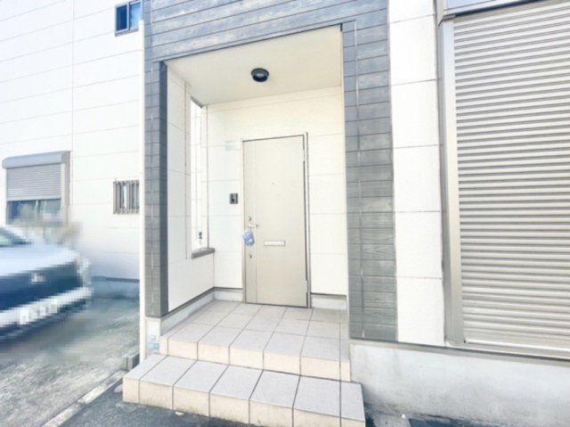 【エントランス】 | 吹田市山田西１丁目中古戸建 | サイトに掲載されていない箇所の写真、撮影してお届けさせて頂きます！気になる物件で、見たい部分の画像が無い場合は、弊社スタッフまでご連絡下さいませ。お客様の気になる箇所を、カメラにて撮影して参ります！