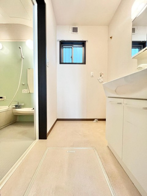 【脱衣所】 | 吹田市山田西１丁目中古戸建 | エイブル売買事業部では、箕面市・豊中市・吹田市・池田市・茨木市・高槻市の北摂エリア全域で、物件のご紹介を致しております。北摂エリアにて購入物件をお探しの際は、当社までお問合せ下さいませ。