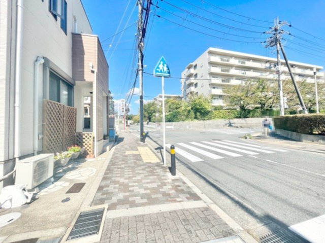 【前面道路含む現地写真】 | 吹田市山田西１丁目中古戸建 | 現在ご返済中のカーローン・カードローン・教育ローンなどを住宅ローンに一本化したり、家具家電購入費用・引越し費用を住宅ローンと組み合わせるなど、お客さまにメリットの多い住宅ローンのご提案が可能です。