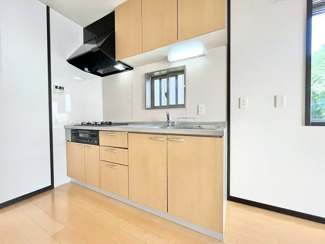 【キッチン】 | 吹田市山田西１丁目中古戸建 | こちらの物件近くの教育施設や、スーパー・公園など、物件周辺の住環境を併せてご案内させて頂きます。ぜひ、現地での暮らしをイメージなさって下さい！