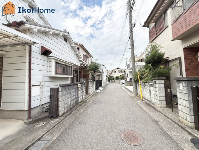明石市大久保町大窪　中古戸建のエントランス|●資料・カタログのご請求無料●前面道路は4ｍ幅ございますます。静かで落ち着いた環境になります♪
