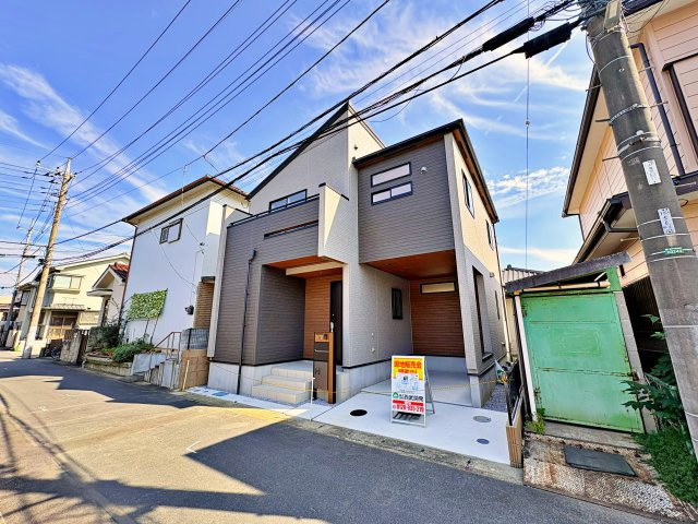 《仲介手数料半額》坂戸市千代田2丁目3期　全1棟の外観|小学校・中学校ともに徒歩10分以内で、子育て世帯に嬉しい住環境。長期優良住宅・住宅性能評価書取得済みで、将来2部屋に分けられる居室も魅力です。完成済みのため、いつでも内覧可能です。