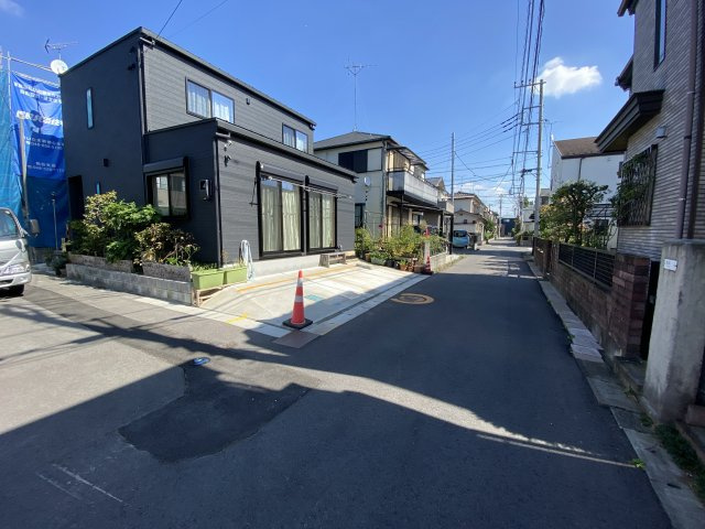 中古戸建　越谷市大泊の前面道路含む現地写真|南西角地！南側・西側４．０ｍ私道。日当たり良好です♪
（現地2026/10/09撮影）