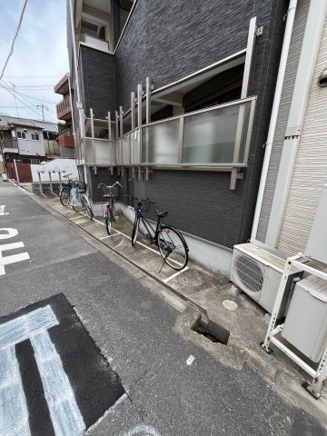 ノイヴェル塚本の駐車場