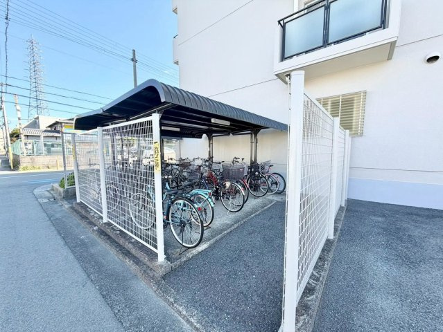 浅香山南グリーンハイツの駐輪場|駐輪場に屋根があるので、雨の日に自転車が濡れにくく嬉しいですね♪