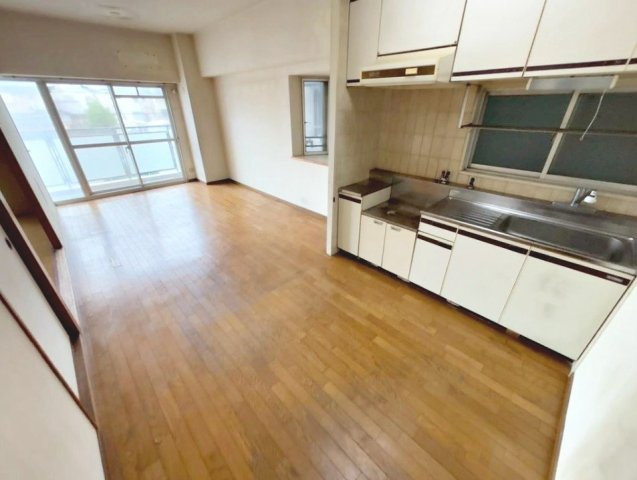 浅香山南グリーンハイツのキッチン|南・東向きの角l部屋！日当たり・通府良好！たっぷりの陽光に包まれる明るい住まいに気持ちも明るくなりますね！