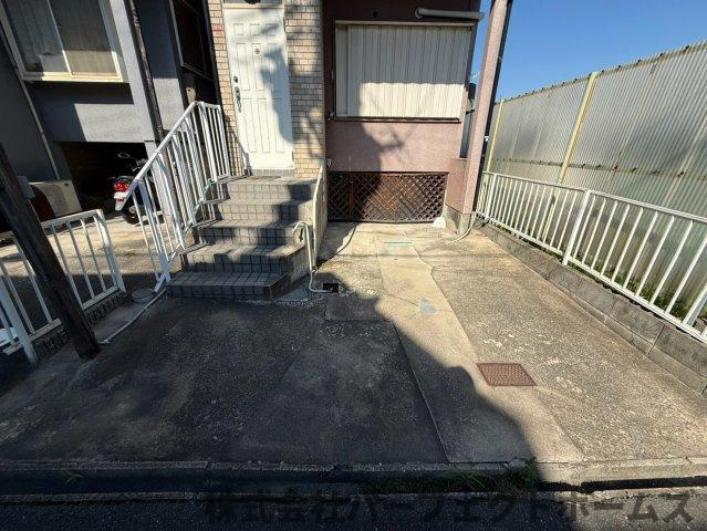 村野高見台戸建の駐車場|駐車場に車を止められます