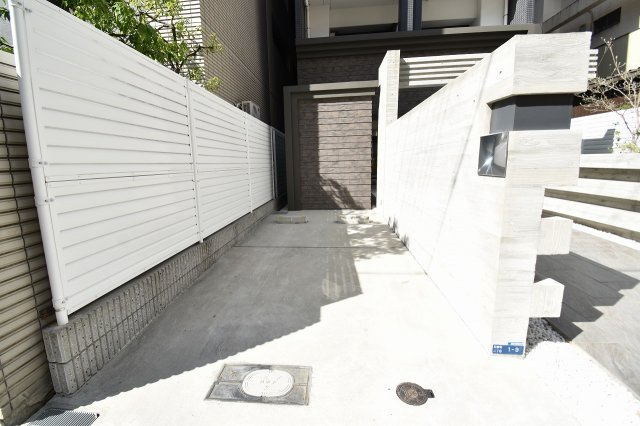 ファーストフィオーレ本町イーストの駐車場